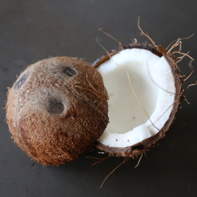 geöffnete, frische Kokosnuss