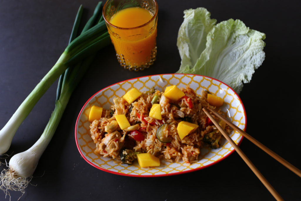 Chinesische Reispfanne mit Mangoschnitzen